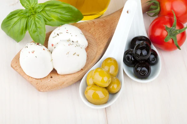 Mozzarella, oliver, tomater och basilika — Stockfoto