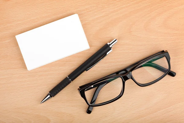 Tarjetas de visita en blanco con bolígrafo y gafas —  Fotos de Stock