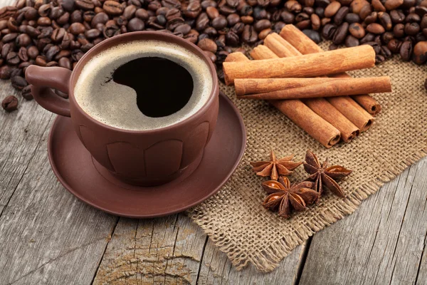 Kaffekopp med krydder – stockfoto