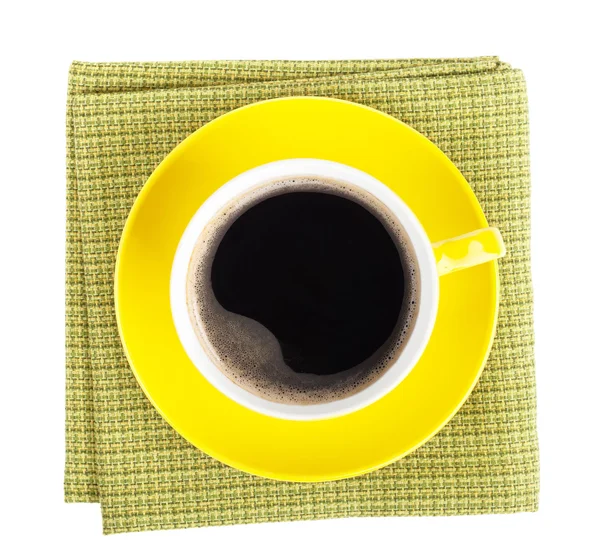 キッチン タオルの上の黄色のコーヒー カップ — ストック写真