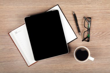 tablet boş bir ekran ve kahve fincanı