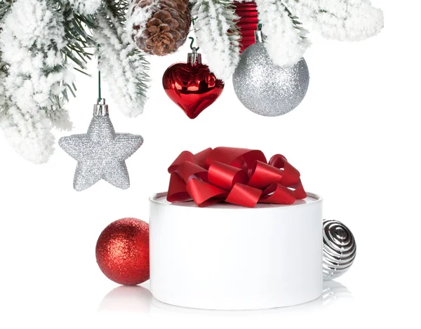 Hediye kutusu ve Noel dekoru — Stok fotoğraf