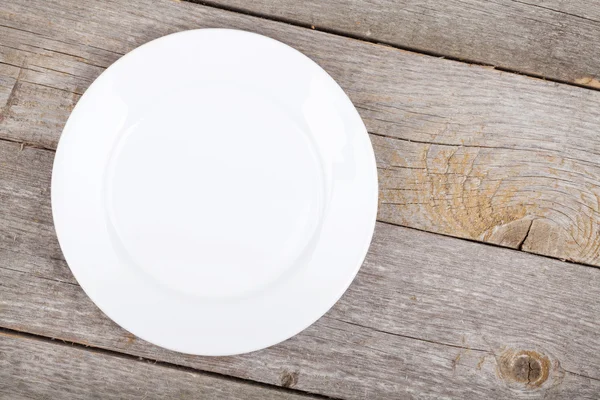 Leerer Teller auf Holztisch — Stockfoto