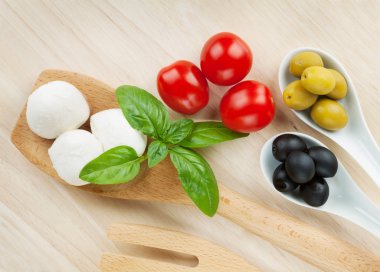 Mozzarella peyniri, zeytin, domates ve fesleğen