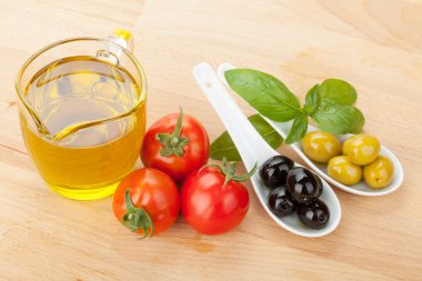 zeytin, domates ve fesleğen