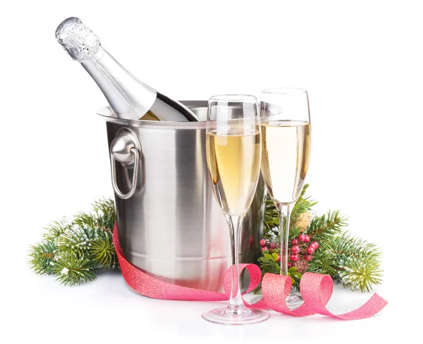 Champagne flaskan och Gran julgran — Stockfoto