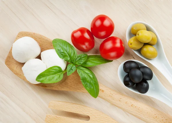 Mozzarella, olives, tomatoes and basil — Stock Photo, Image