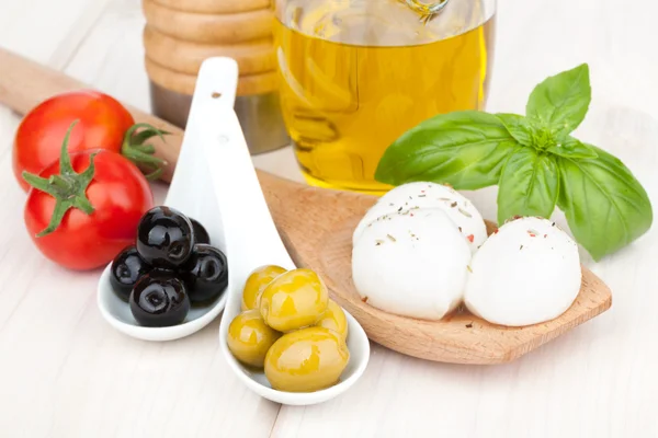 Mozzarella, olijven, tomaten en basilicum — Stockfoto