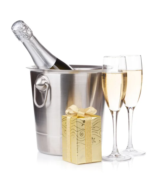 Champagne flaskan, glasögon och gift box — Stockfoto