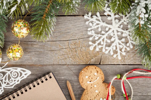 クリスマスの装飾と空白のメモ帳 — ストック写真