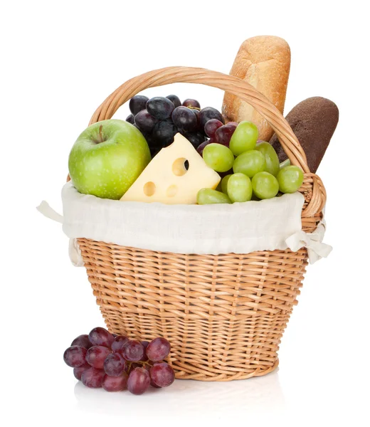Kosz piknikowy z chleba i owoce — Zdjęcie stockowe