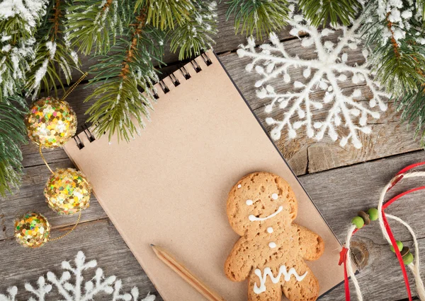 Decoração de Natal e bloco de notas em branco — Fotografia de Stock