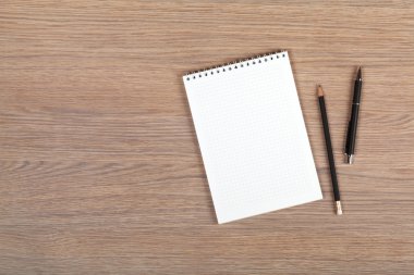 kalem ve kurşun kalem ile boş bir not defteri