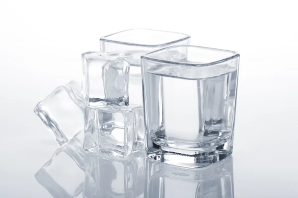Wodka Shots mit Eiswürfeln — Stockfoto