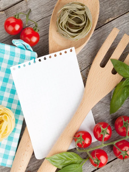 Boş bir not defteri kağıt, yemek tarifleri ve gıda — Stok fotoğraf
