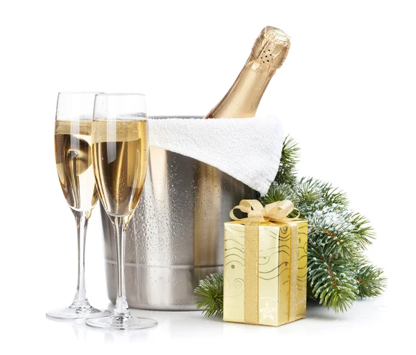 Champagne fles in ijs emmer, twee lege glazen en Kerstmis — Stockfoto