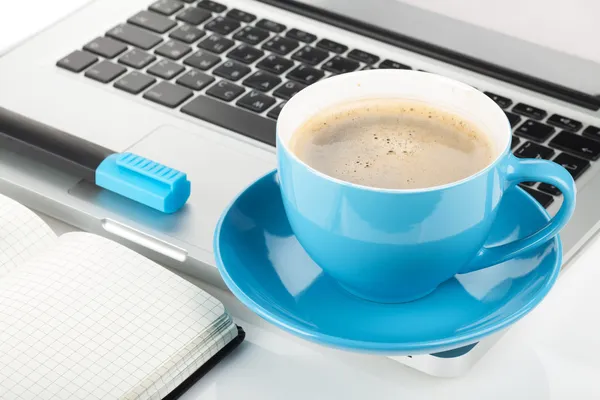 Blå kaffe kopp, laptop och kontorsmateriel — Stockfoto