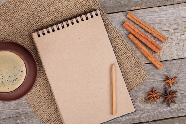 Leeg notepad met het koffiekopje — Stockfoto