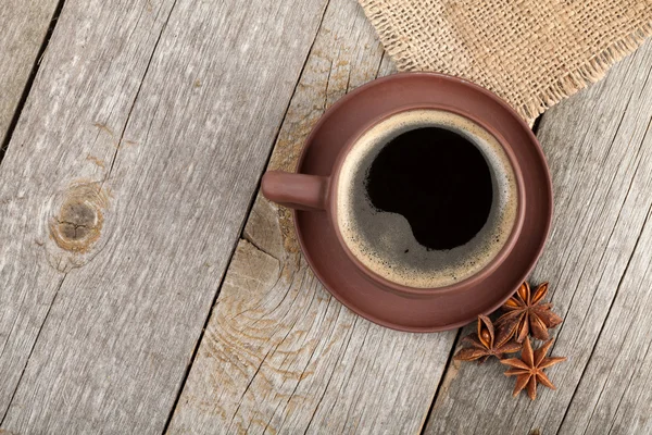 Koffiekopje op houten tafel — Stockfoto