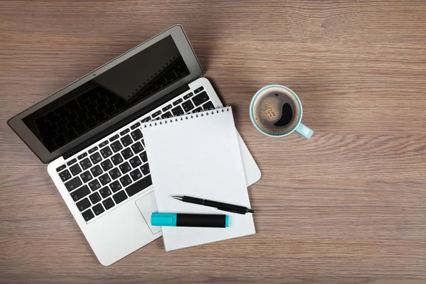 Kladblok over laptop en koffie beker — Stockfoto