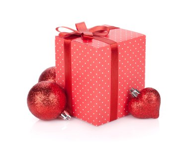 Şerit ve yay ve Noel dekorasyonu ile hediye kutusu