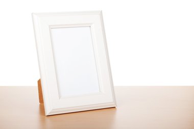ahşap masa üzerinde fotoğraf çerçevesi