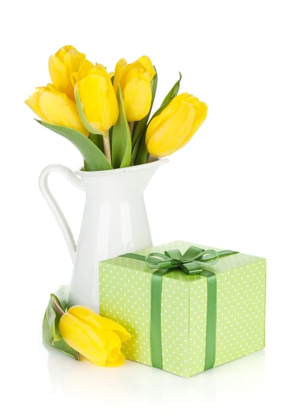 Желтые тюльпаны в кувшине и подарочной коробке — стоковое фото