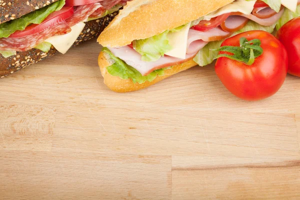 Sanduíches frescos com carne e legumes — Fotografia de Stock