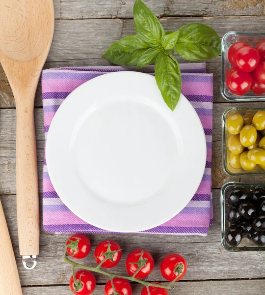 Teller auf Holz mit Früchten und Utensilien — Stockfoto