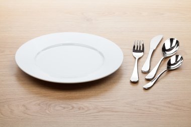 Boş beyaz tabak çatal bıçak ile