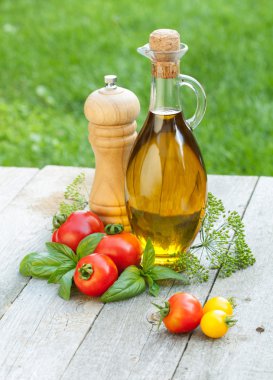 zeytinyağı şişesi, biber Çalkalayıcı, domates ve otlar