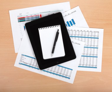 Kağıtları gözden ile boş ekran tablet