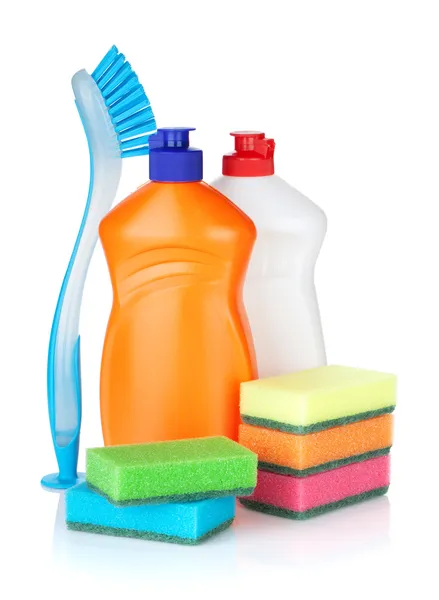 Bouteilles en plastique de produits de nettoyage, éponges et brosses — Photo