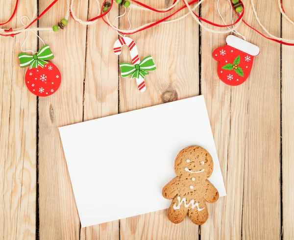 Christmas decor, gingerbread cookie and card for copy space — Stock Photo, Image