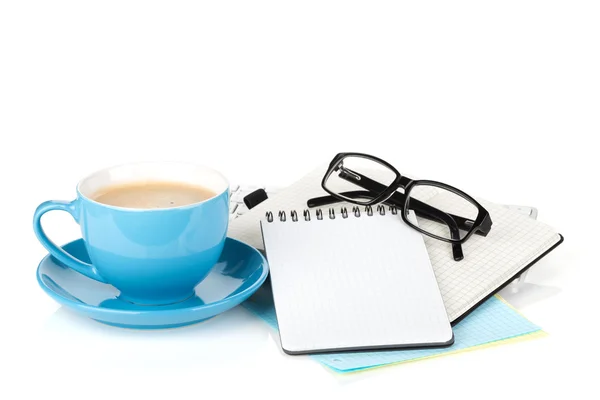 Blå kaffe kopp, glasögon och kontorsmateriel — Stockfoto