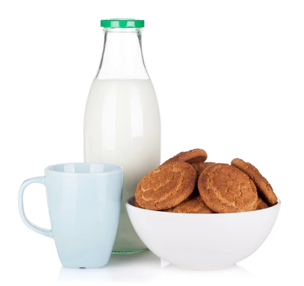 Tazza, bottiglia di latte e ciotola con biscotti — Foto Stock