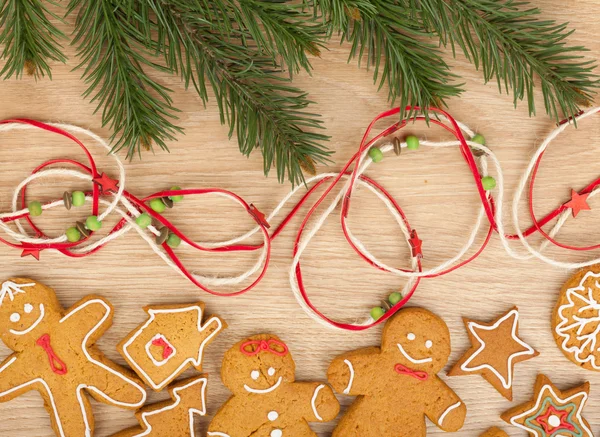 Vánoční jedle strom a perník cookies — Stock fotografie