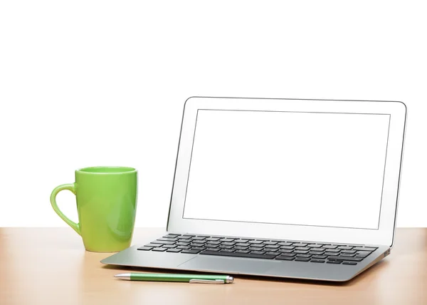Laptop com tela em branco e copo na mesa — Fotografia de Stock