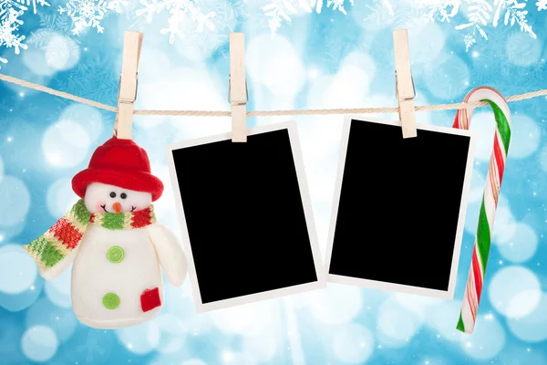 空白のフォト フレームと雪だるまは洗濯物に掛かっています。 — Stockfoto