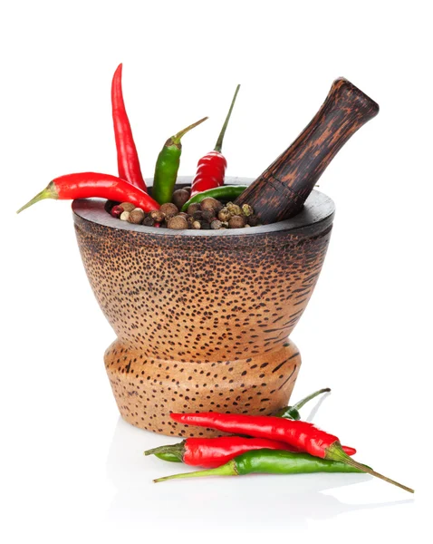 Mortero y mortero con chile rojo picante y pimienta —  Fotos de Stock