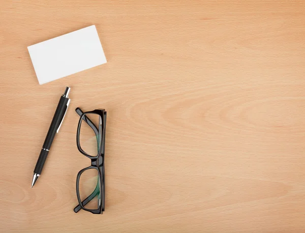 Tarjetas de visita en blanco con bolígrafo y gafas — Foto de Stock