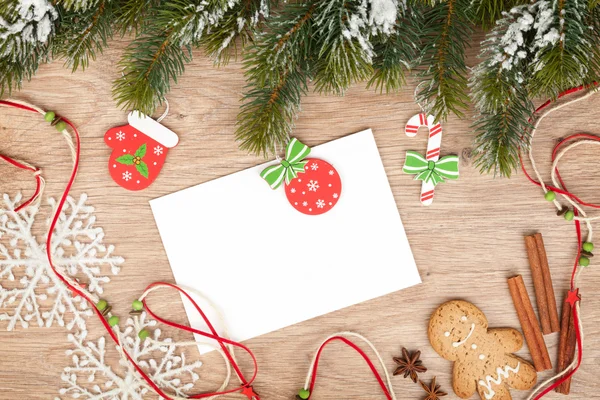 Árbol de abeto de Navidad, galletas de jengibre y tarjeta para espacio de copia — Foto de Stock