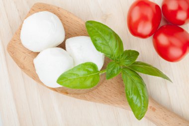 Mozzarella, domates ve fesleğen.
