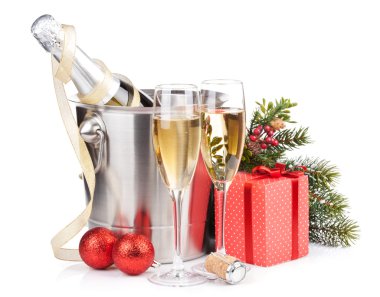 Noel şampanya kovası ve hediye kutusunda