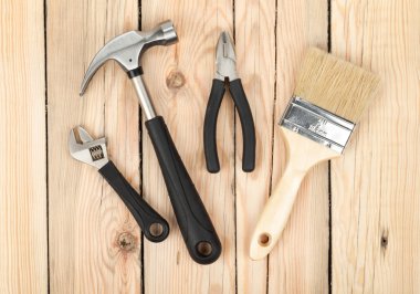 Ahşap arkaplanda araçlar