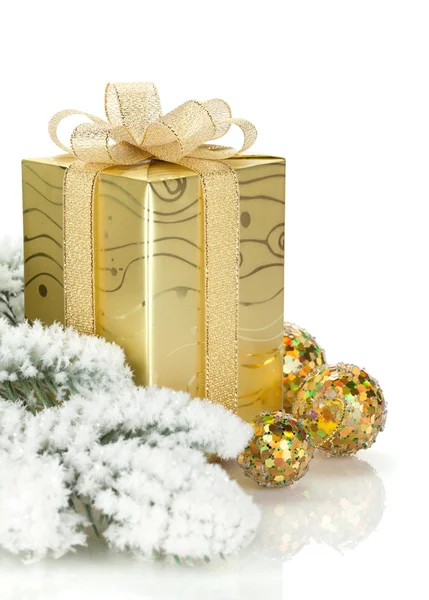 선물 상자, 크리스마스 장식과 눈 전나무 트리 — 스톡 사진