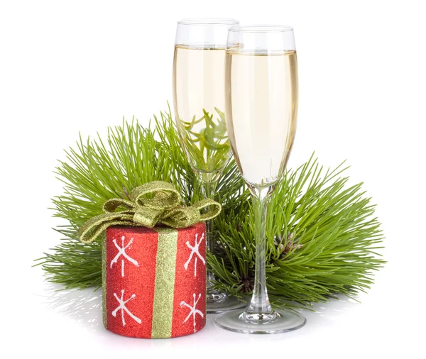 Verres à champagne, sapin et décor de Noël — Photo