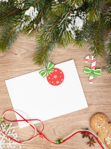 Árbol de abeto de Navidad, galletas de jengibre y tarjeta para espacio de copia — Foto de Stock