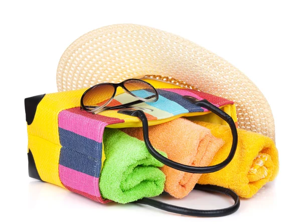 Tasche mit Handtüchern, Sonnenbrille und Hut — Stockfoto