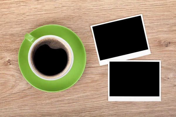 Xícara de café e duas molduras para fotos — Fotografia de Stock